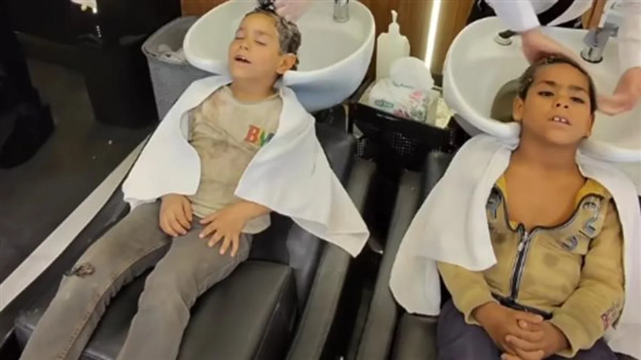 جولة إنسانية مؤثرة.. ثنائي صفحة مصر كده كده يتصدران التريند في شوارع القاهرة